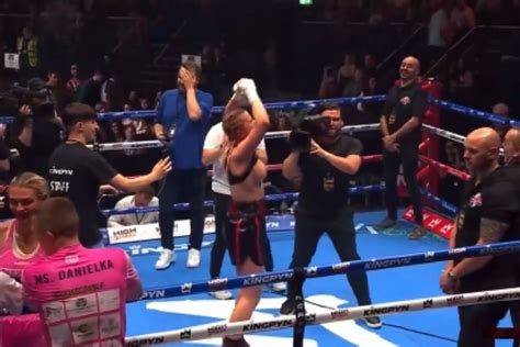 daniella hemsley really flashed|Kingpyn Boxing video: Daniella Hemsley flashes fans。